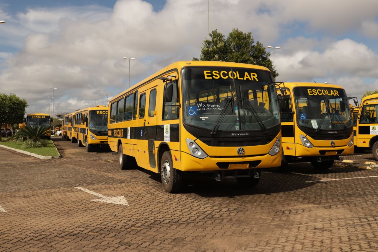 A falta de transporte escolar foi resolvida com a aquisição de mais de 160 ônibus novos